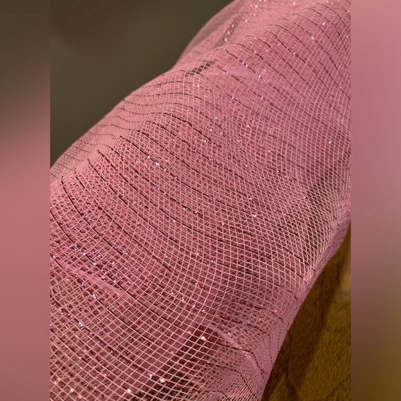 Pink Deco Mesh w/ Metallic Wire,Like New, 20”W by 55” L loose measurement - Picture 6 of 9